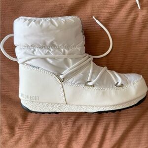 Moon Boot The Original White Snow Boots – EU 41 / US 8–9.5 (NWT)